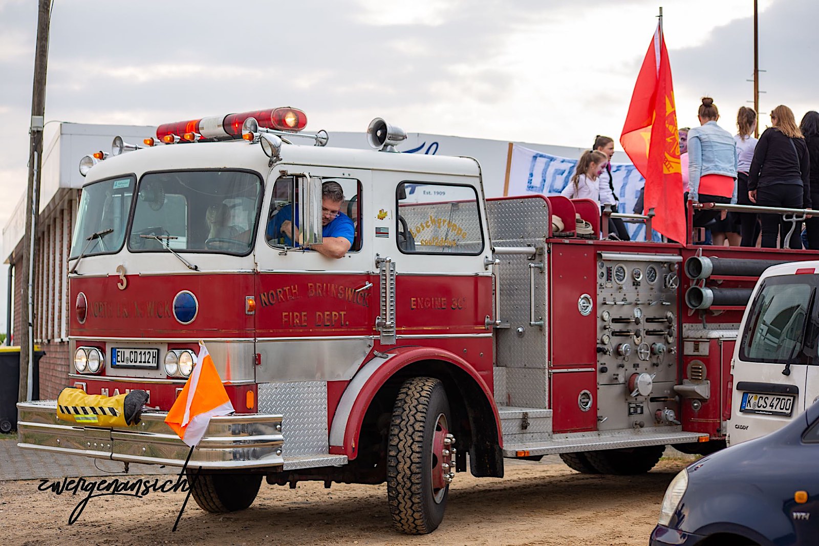 US Feuerwehrtruck mit Cheerleader (Foto: ©Christian Hellwig -Zwergenansicht)