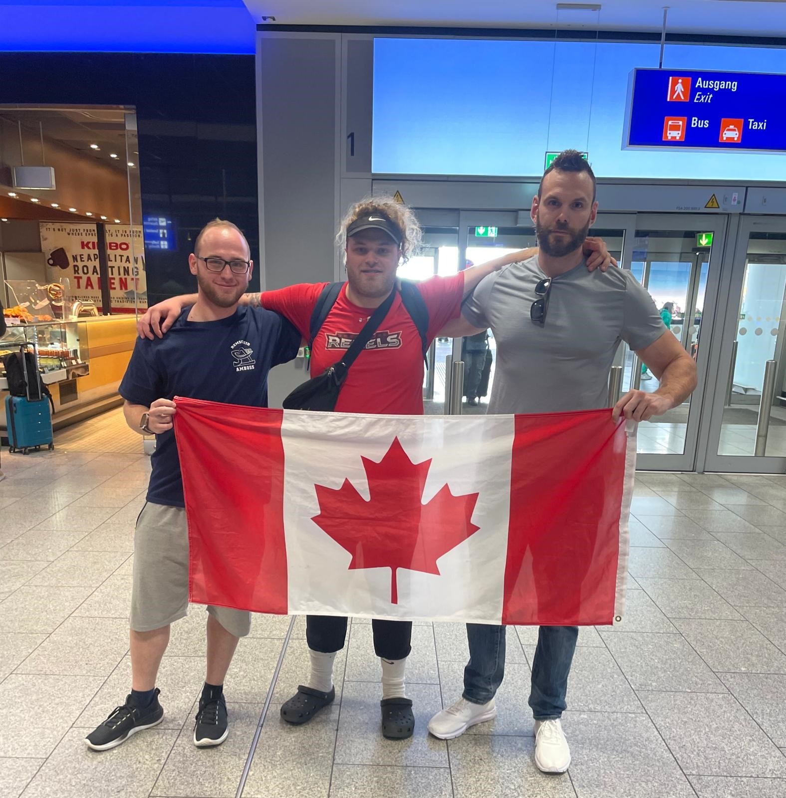 Boah Bursey (M.), Mannschaftskapitän Erik Hensch (l.) und Jason South (weiterer Kanada-Import) - Foto: Remscheid Amboss